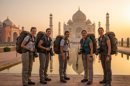 Mujeres viajeras frente al Taj Mahal al amanecer